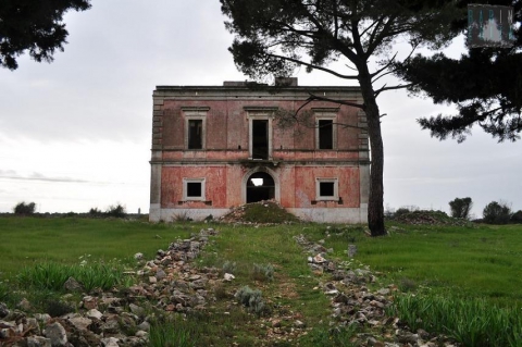 Quell'antica villa che domina la statale 100 dall'alto di una collina